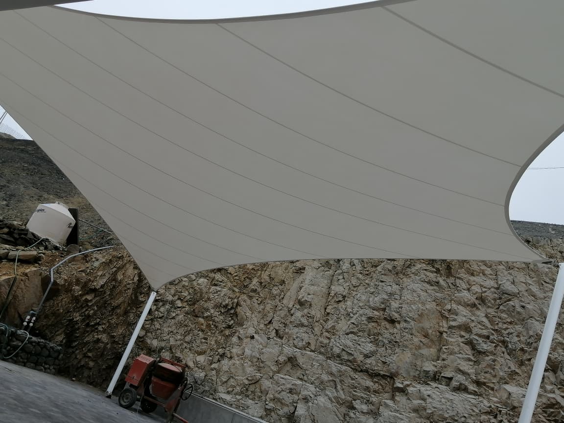 Cobertura en área industrial junto a talud rocoso