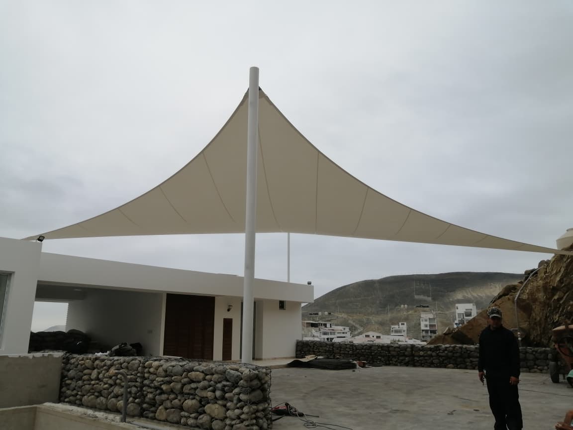 Cobertura tipo vela sobre terraza residencial