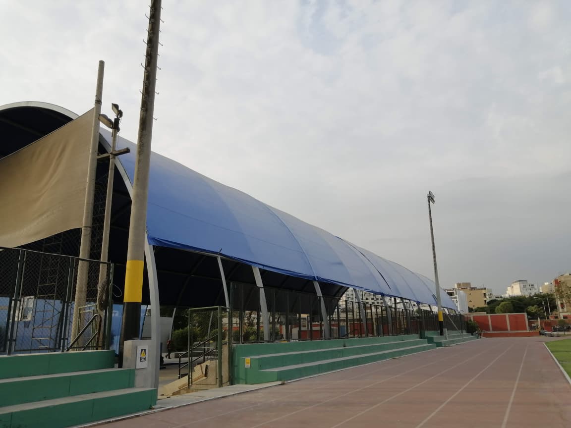 Cobertura sobre tribuna y pista atlética