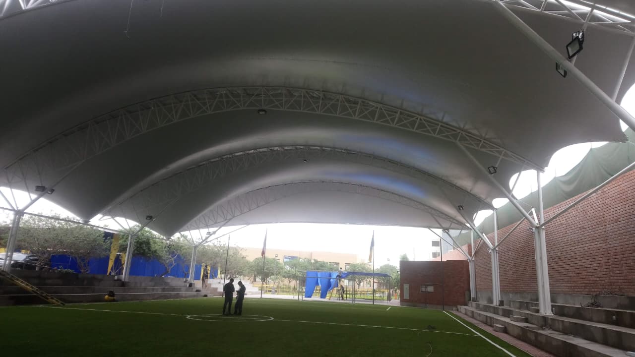 Cobertura de gran luz sobre cancha deportiva