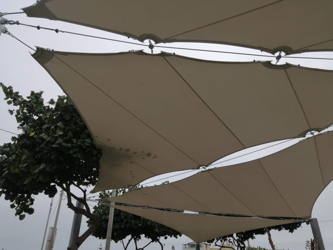 Tensoestructura con mástil central diseñada por Carley Ingenieros