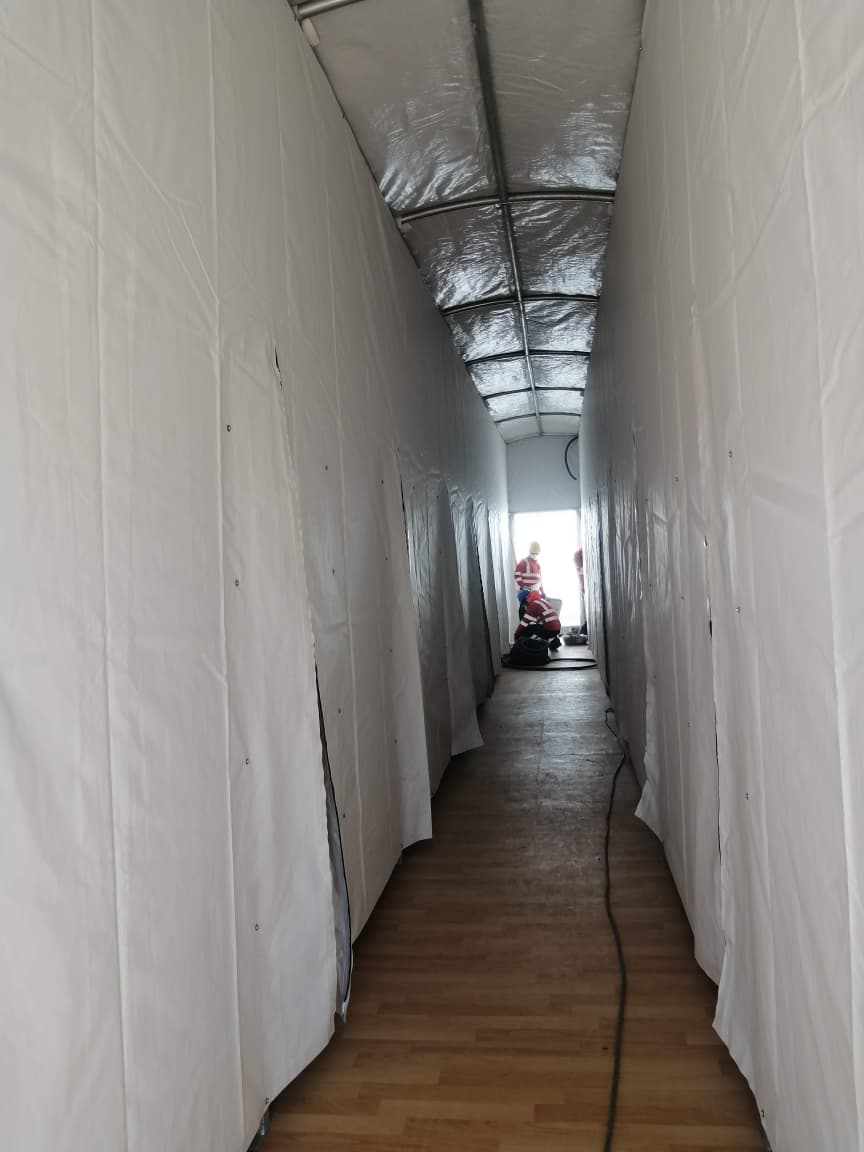 Estructura textil aislada en campamento minero