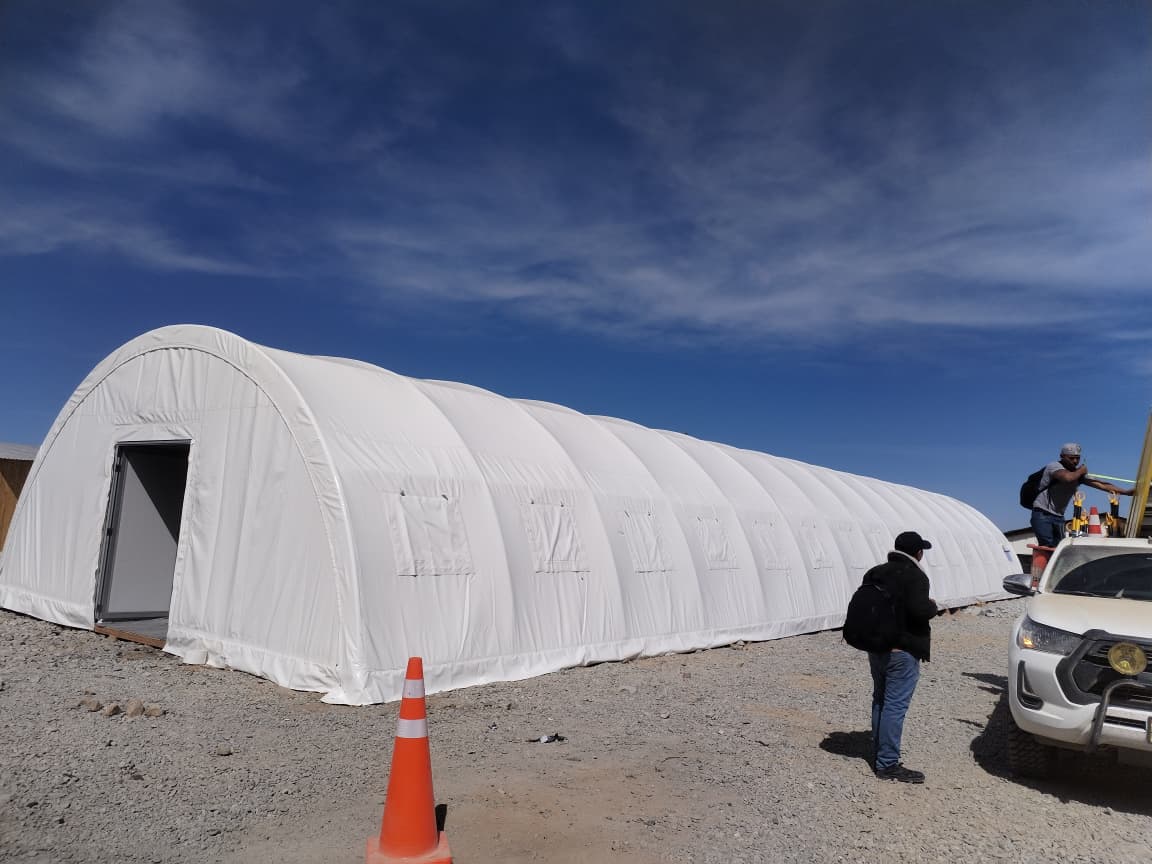 Carpa tipo iglú instalada en campamento minero